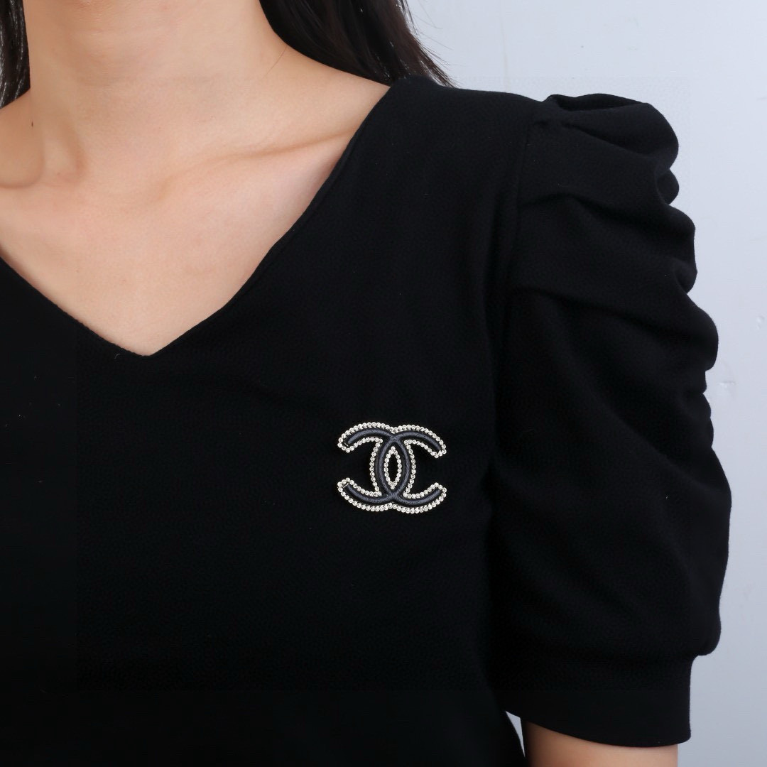 Chanel 小香 Chanel 秋冬 系列 小羊皮 双Ｃ 钻石 胸针 别有心机设计的一款 完美 元素添加
