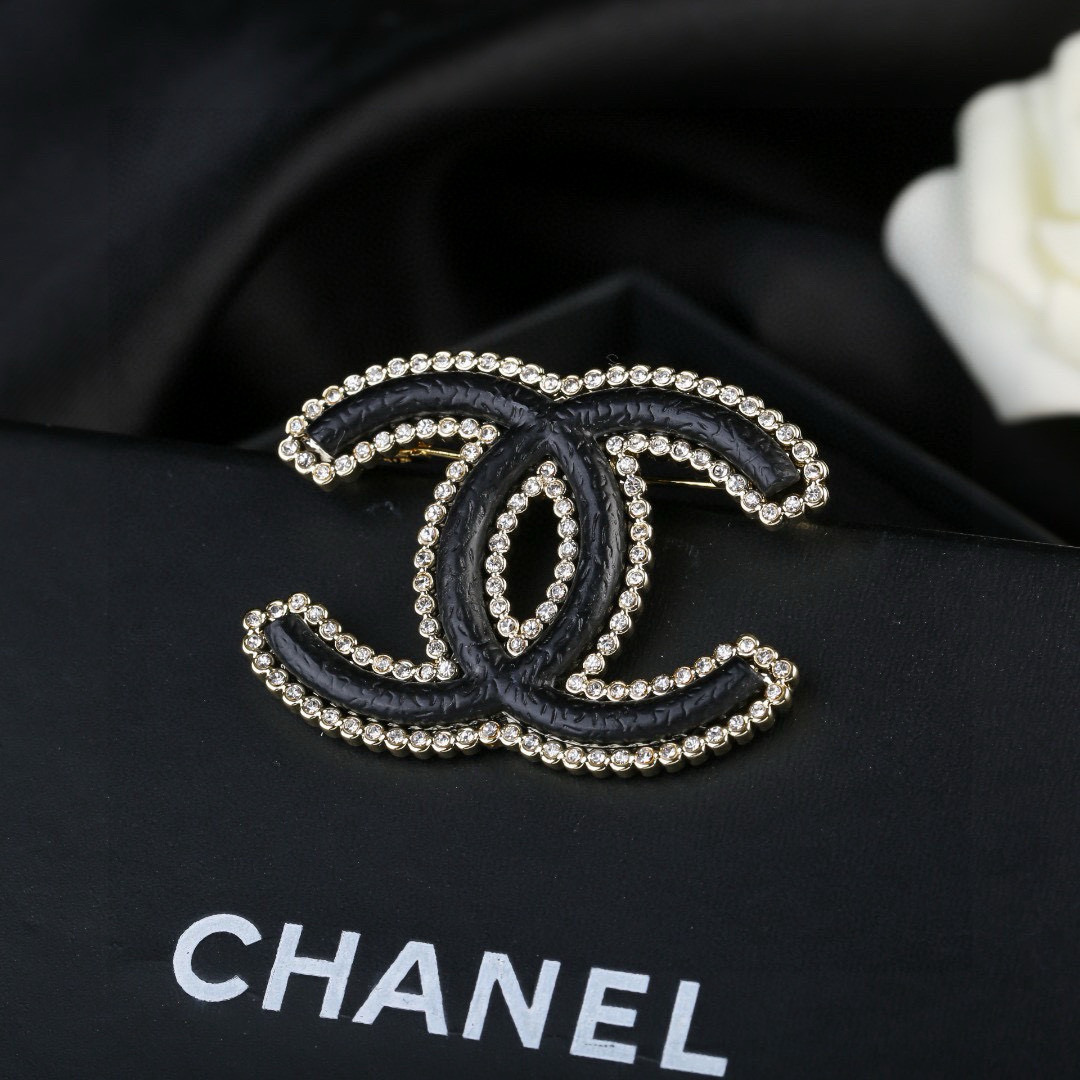 Chanel 小香 Chanel 秋冬 系列 小羊皮 双Ｃ 钻石 胸针 别有心机设计的一款 完美 元素添加