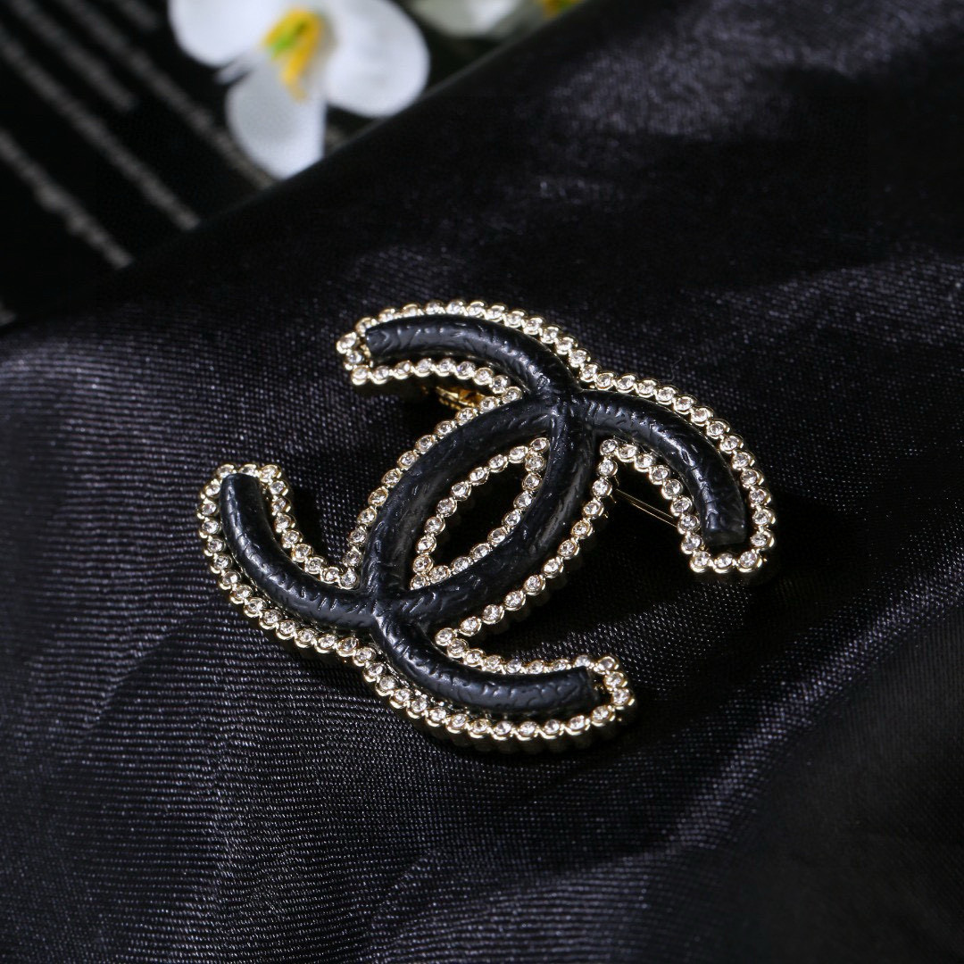 Chanel 小香 Chanel 秋冬 系列 小羊皮 双Ｃ 钻石 胸针 别有心机设计的一款 完美 元素添加