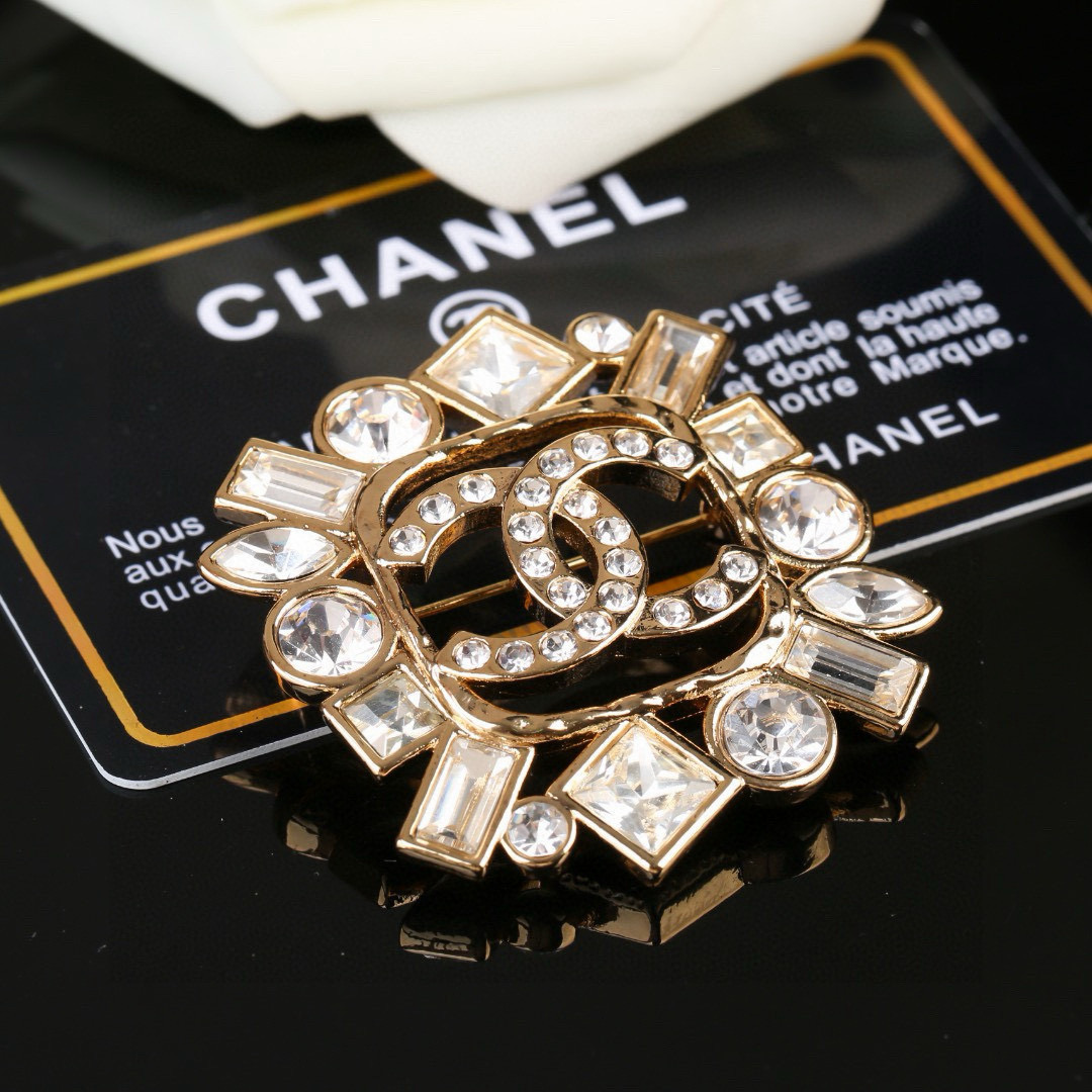 Chanel 小香 Chanel 秋冬系列 钻石 双C胸针 别有心机设计的一款 完美 元素添加