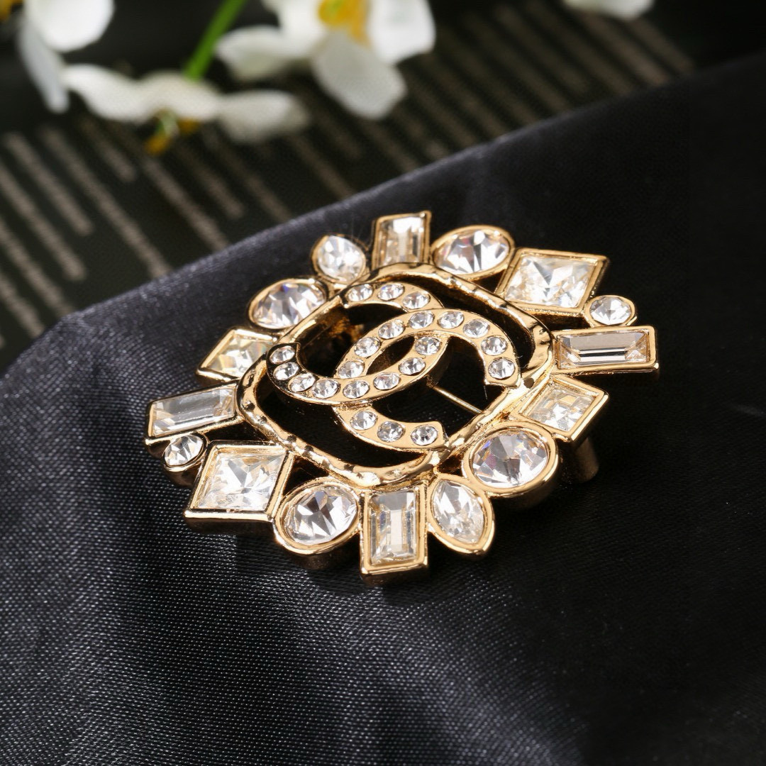 Chanel 小香 Chanel 秋冬系列 钻石 双C胸针 别有心机设计的一款 完美 元素添加