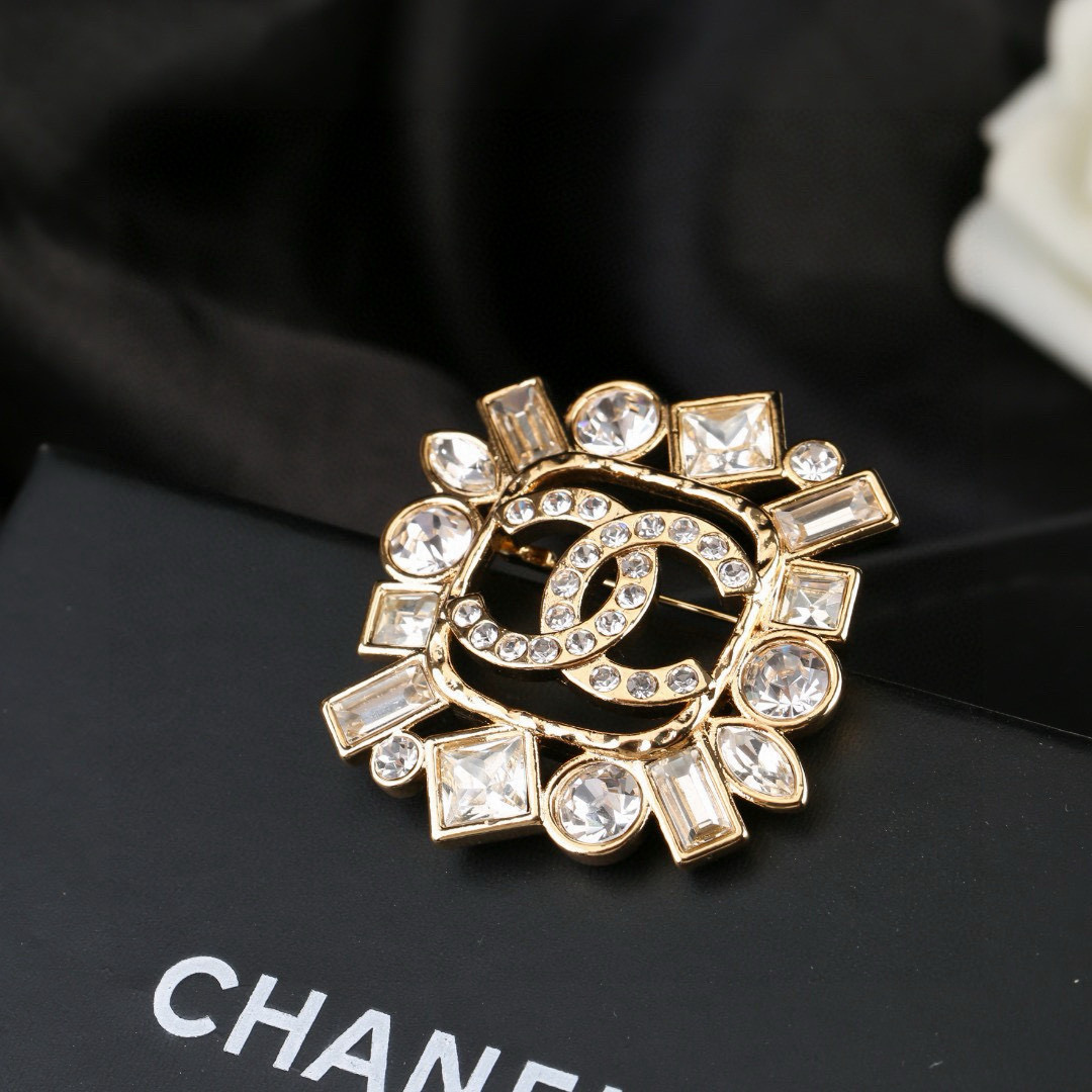 Chanel 小香 Chanel 秋冬系列 钻石 双C胸针 别有心机设计的一款 完美 元素添加