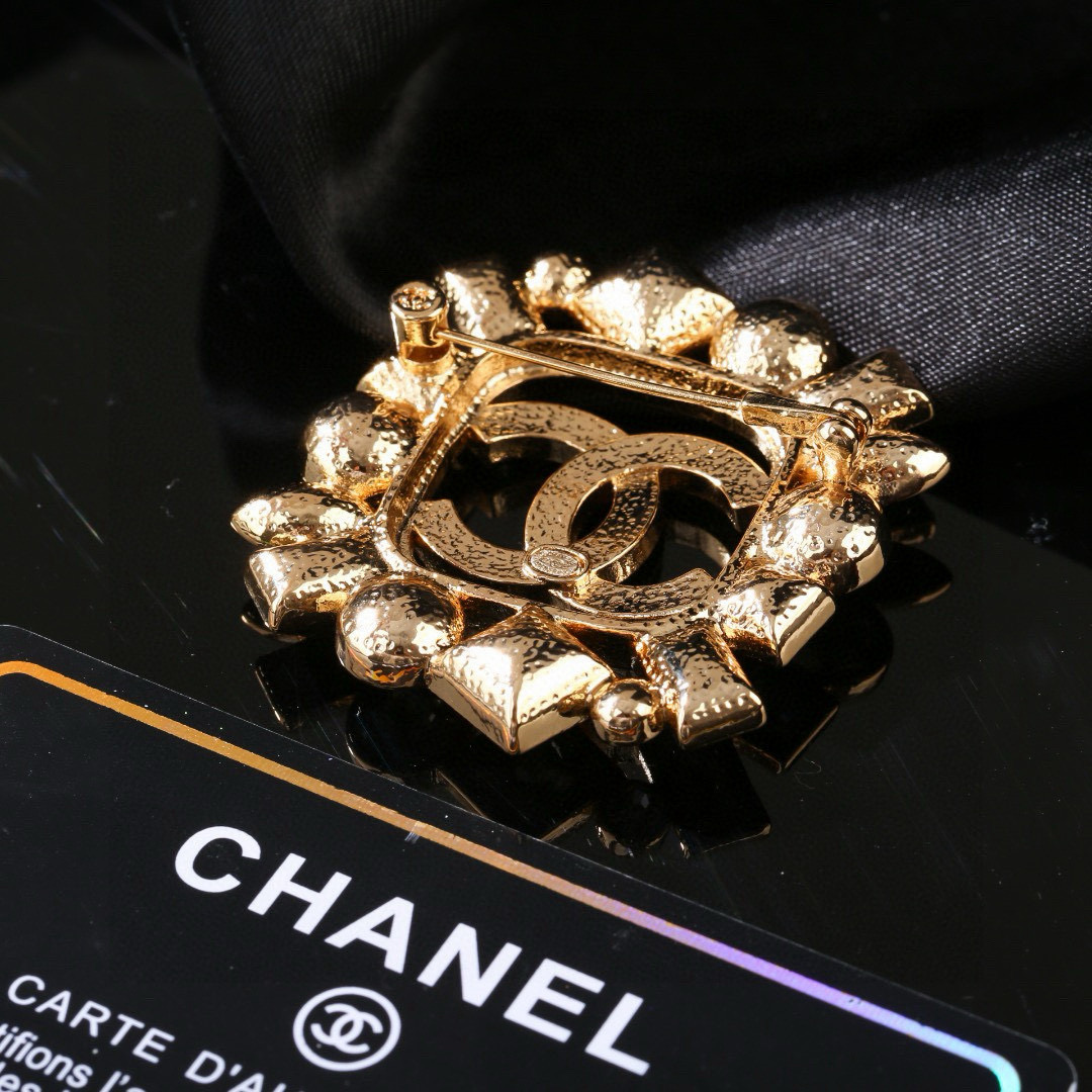 Chanel 小香 Chanel 秋冬系列 钻石 双C胸针 别有心机设计的一款 完美 元素添加