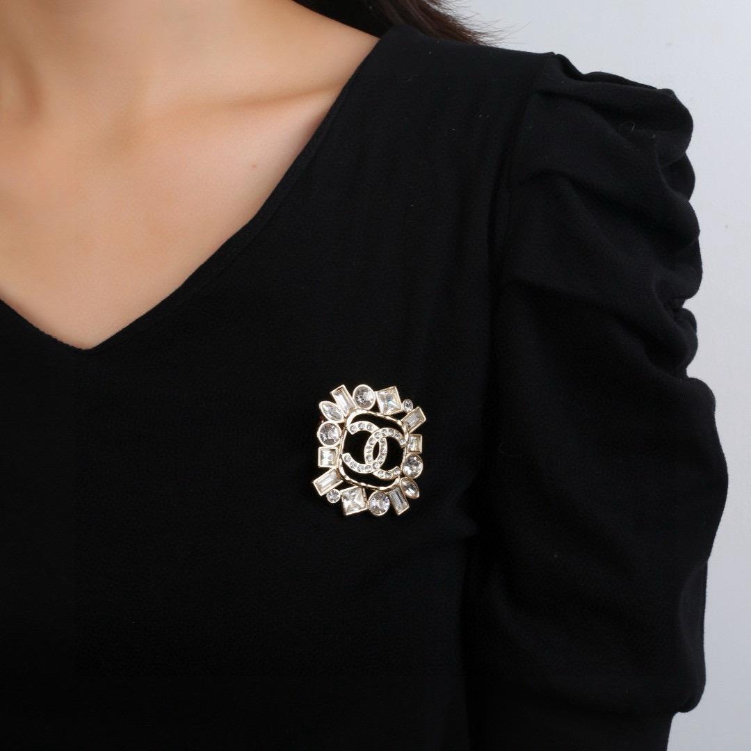 Chanel 小香 Chanel 秋冬系列 钻石 双C胸针 别有心机设计的一款 完美 元素添加