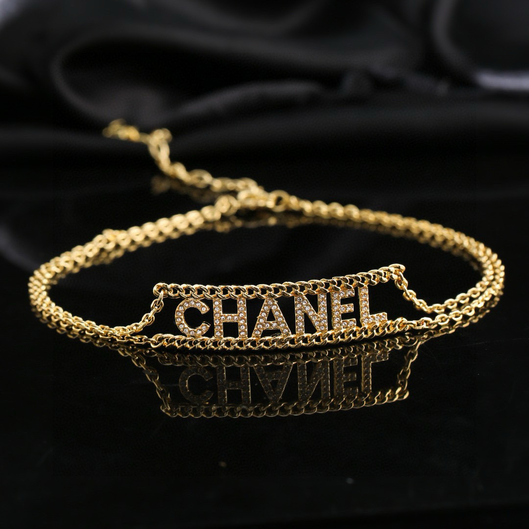 Chanel pequeño nuevo collar, ¡es tan bonito! Nuevo collar, accesorio imprescindible, elegancia de dama, accesorios de a…