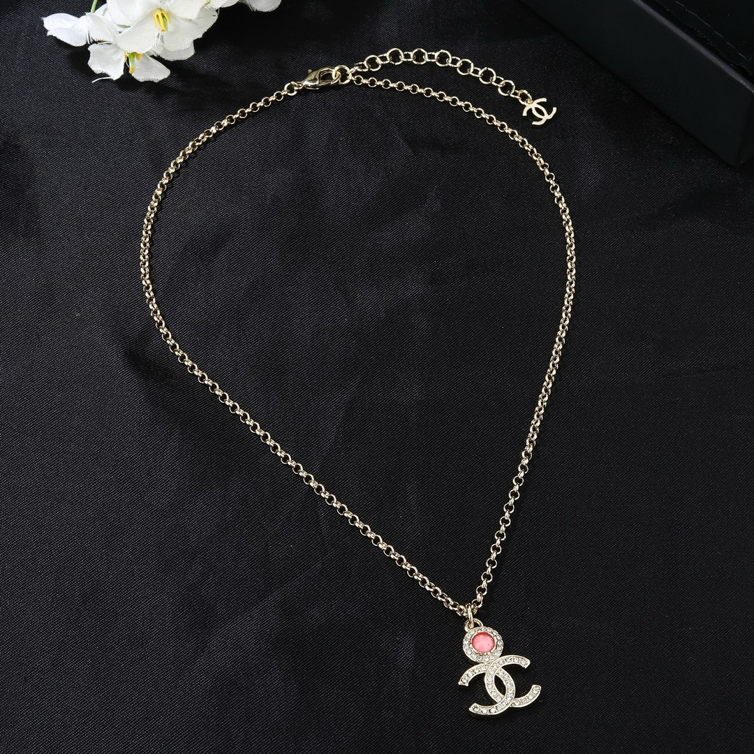 Chanel pequeño nuevo collar de doble C en forma de corazón, ¡es tan bonito! Nuevos pendientes, accesorios imprescindibl…