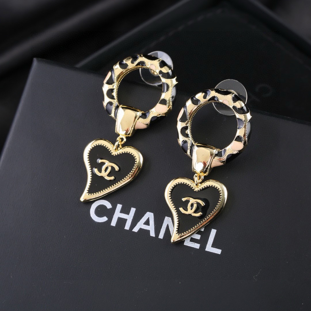 Chanel 小香 新品爱心耳环 太 了 新款耳环 装饰美物 名媛气质、高雅配饰、 黄铜材质