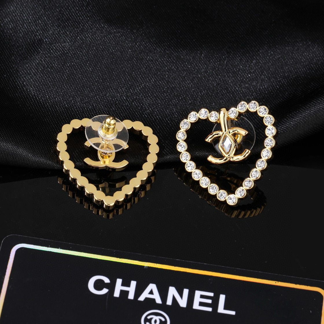 Chanel CHANEL 小香新款耳环 每一个细节做工非常精细 这款设计非常美轮美奂 这款真的 美 仙 小姐姐