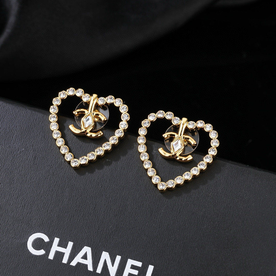 Chanel CHANEL 小香新款耳环 每一个细节做工非常精细 这款设计非常美轮美奂 这款真的 美 仙 小姐姐