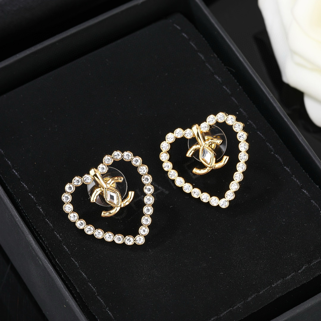 Chanel CHANEL 小香新款耳环 每一个细节做工非常精细 这款设计非常美轮美奂 这款真的 美 仙 小姐姐
