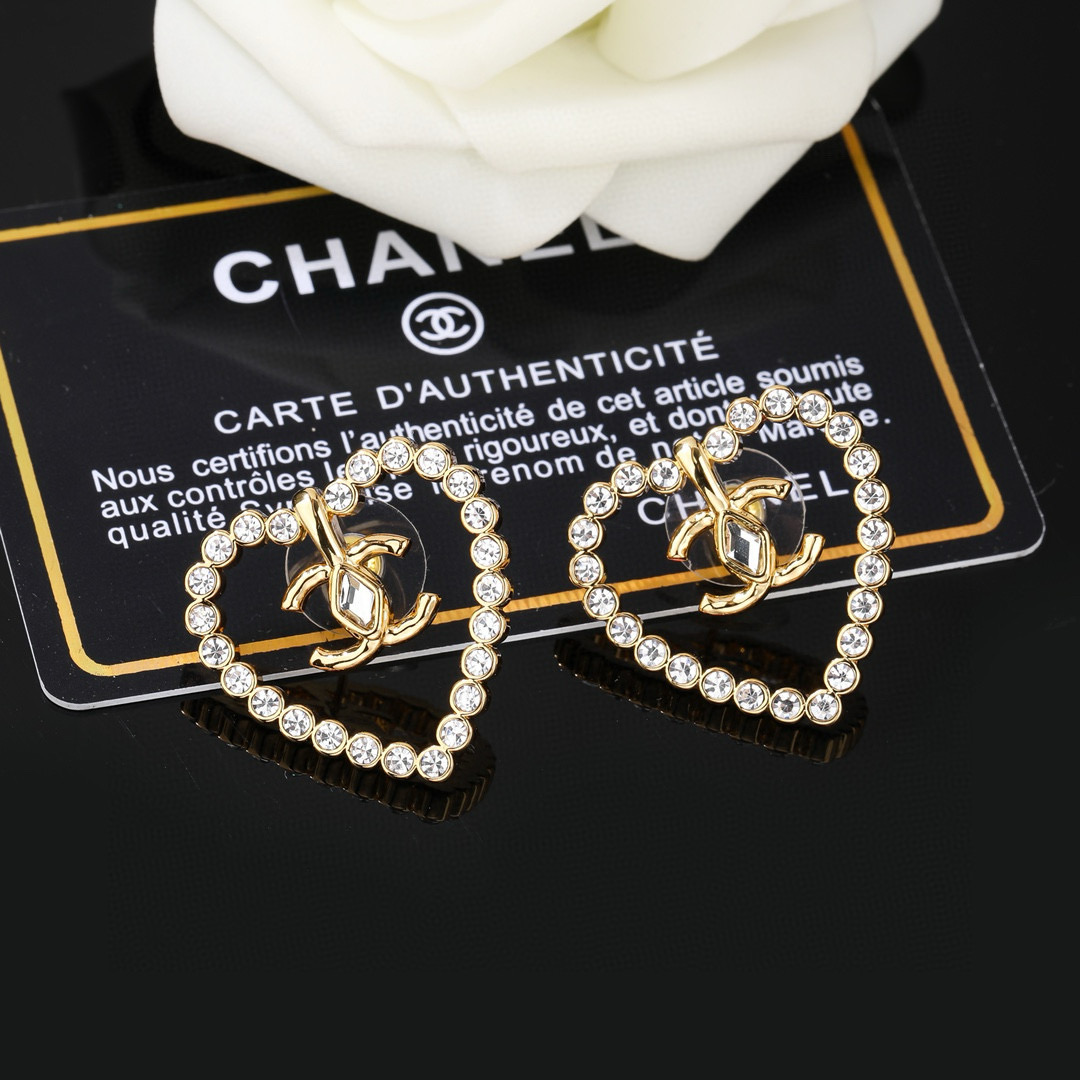 Chanel CHANEL 小香新款耳环 每一个细节做工非常精细 这款设计非常美轮美奂 这款真的 美 仙 小姐姐