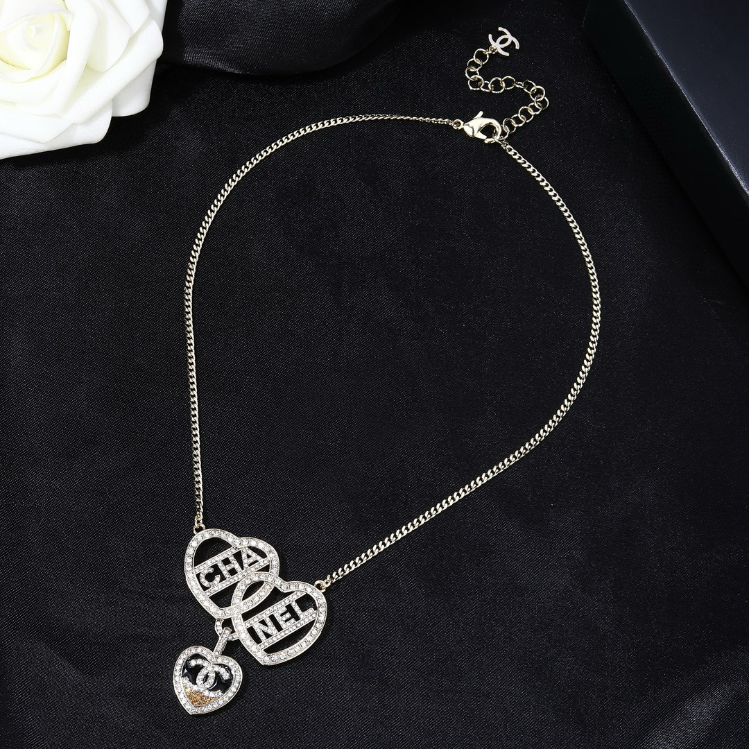 El nuevo collar Xiaoxiang Chanel 23 está disponible en el mostrador simultáneamente. El collar Doble C está hecho de ma…