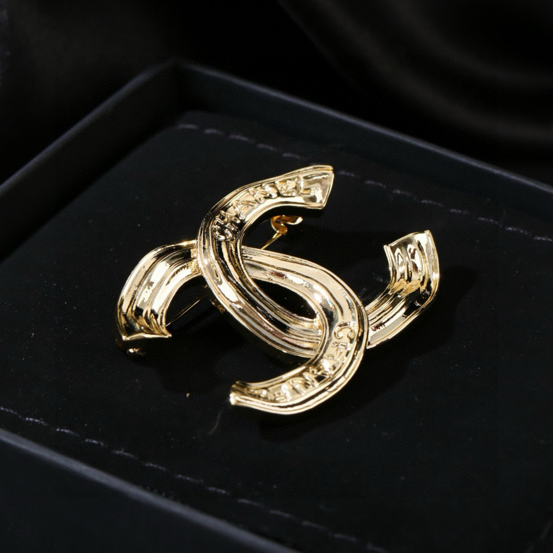 Chanel 香奈儿 Chanel 秋冬系列 光面 字母 双C胸针 别有心机设计的一款 完美 元素添加