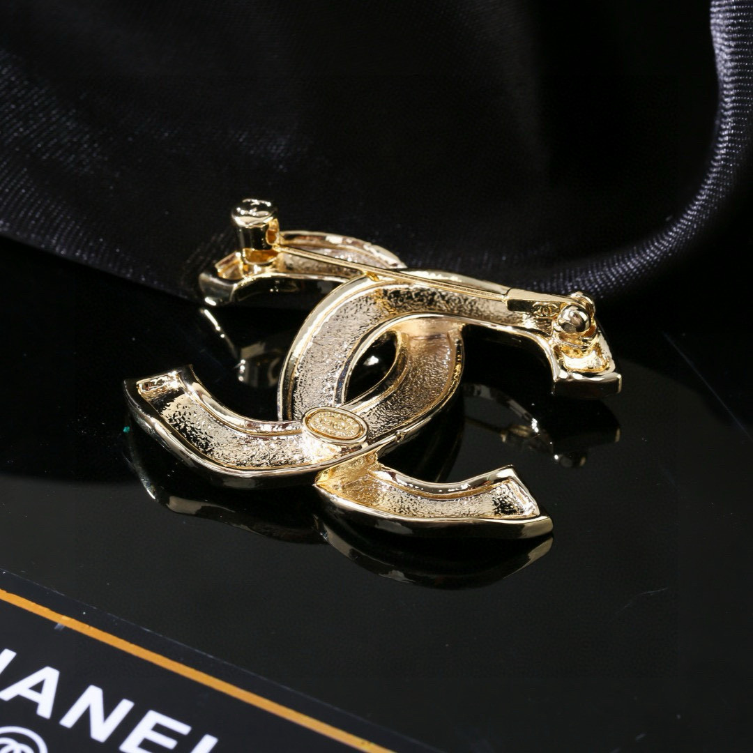 Chanel 香奈儿 Chanel 秋冬系列 光面 字母 双C胸针 别有心机设计的一款 完美 元素添加