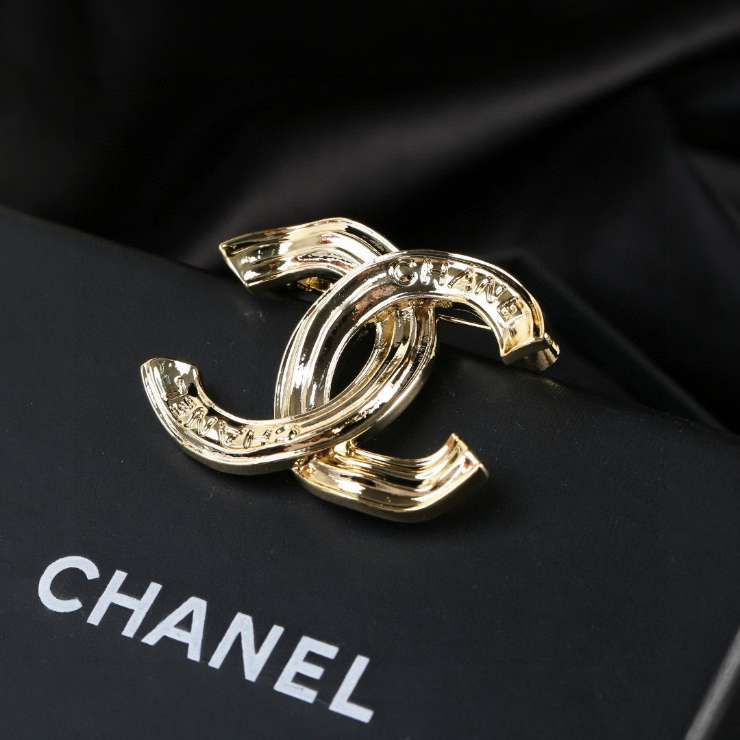 Chanel 香奈儿 Chanel 秋冬系列 光面 字母 双C胸针 别有心机设计的一款 完美 元素添加
