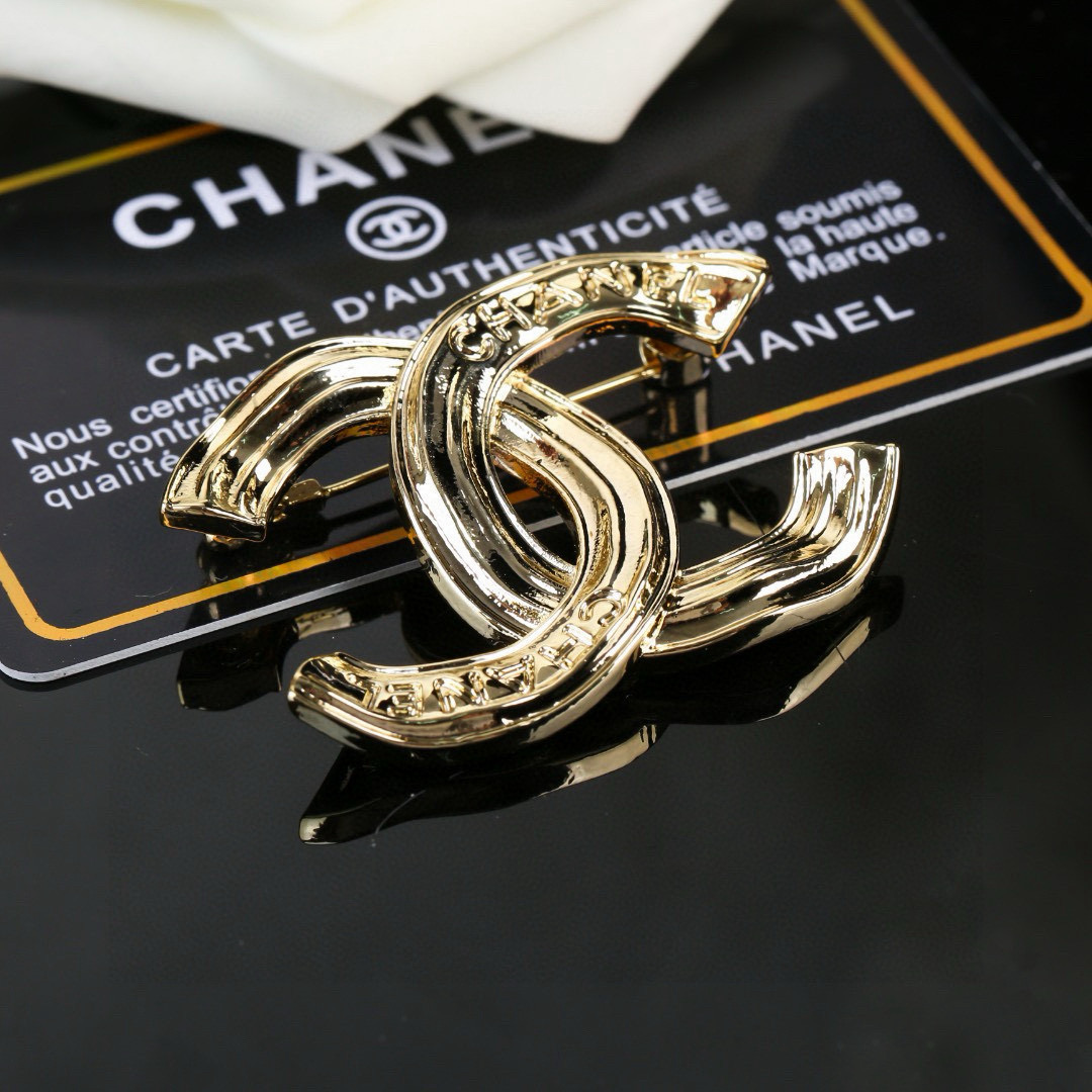 Chanel 香奈儿 Chanel 秋冬系列 光面 字母 双C胸针 别有心机设计的一款 完美 元素添加