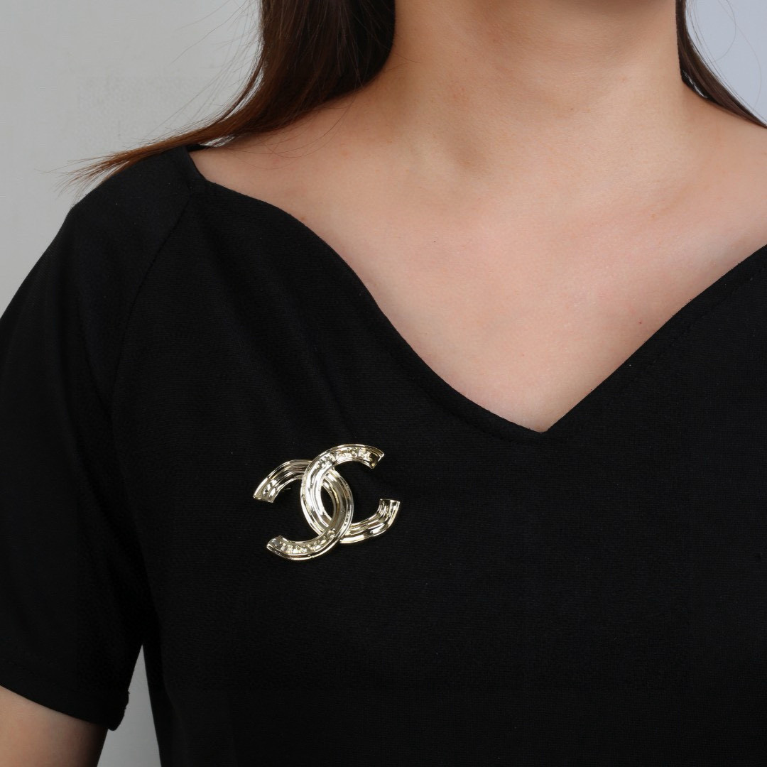 Chanel 香奈儿 Chanel 秋冬系列 光面 字母 双C胸针 别有心机设计的一款 完美 元素添加