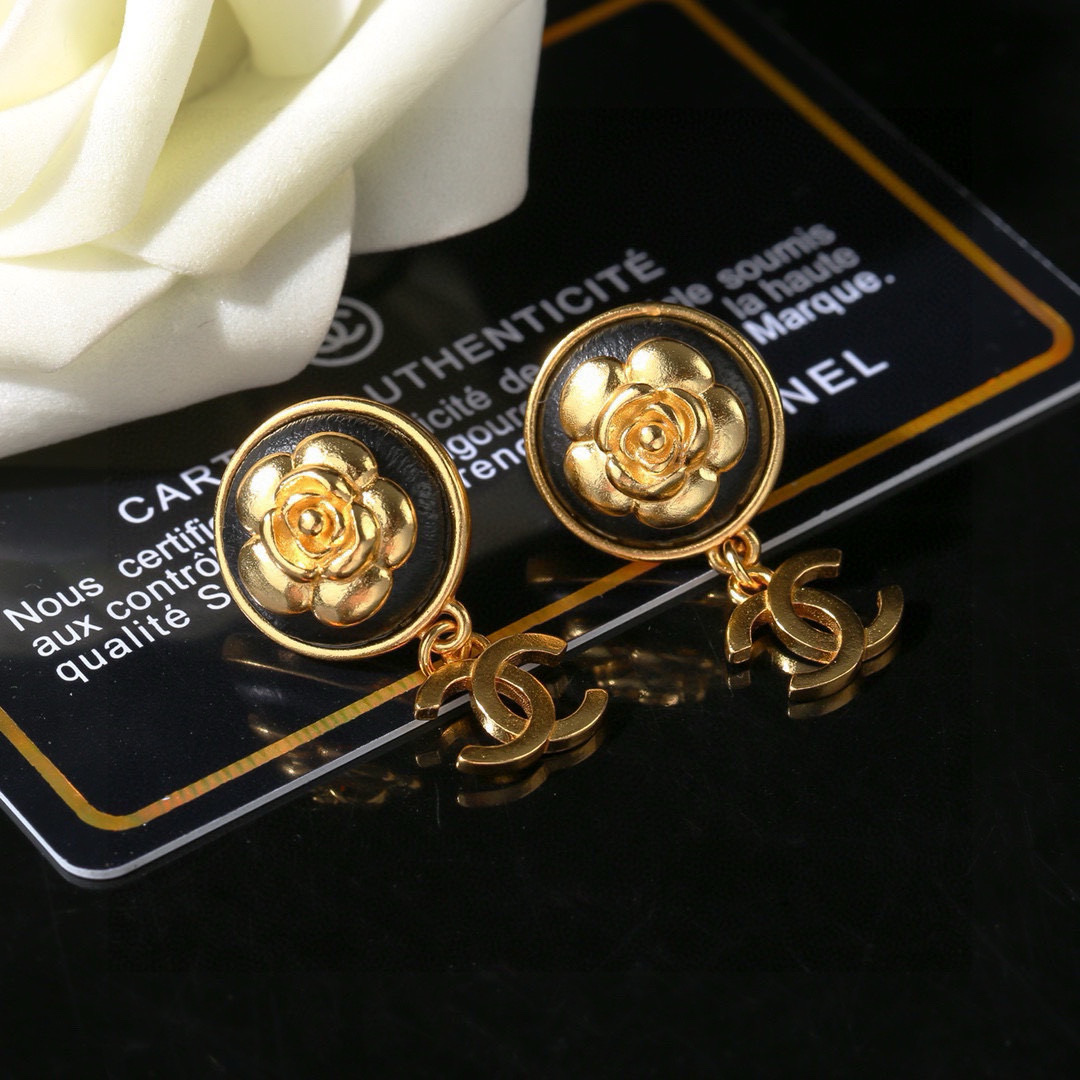 Chanel 小香新款山茶花耳环 每一个细节做工非常精细 这款设计非常美轮美奂 这款真的 美 仙 小姐姐