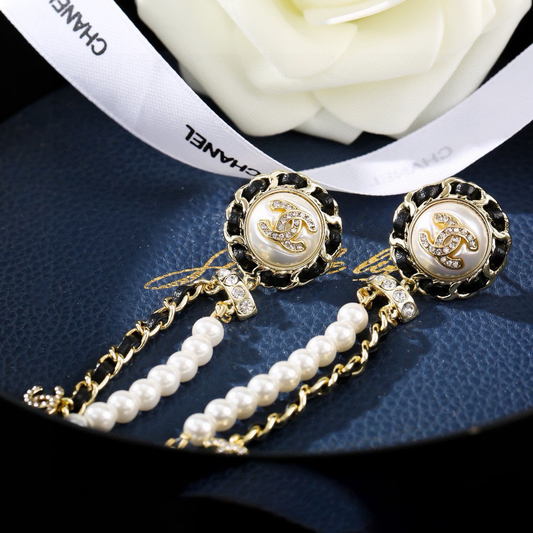 Chanel 小香 新品珍珠耳环 太 了 2021年新款耳环 装饰美物 名媛气质、高雅配饰、 黄铜材质