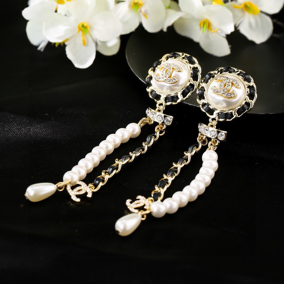 Chanel 小香 新品珍珠耳环 太 了 2021年新款耳环 装饰美物 名媛气质、高雅配饰、 黄铜材质