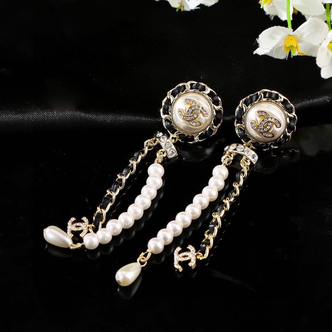 Chanel 小香 新品珍珠耳环 太 了 2021年新款耳环 装饰美物 名媛气质、高雅配饰、 黄铜材质