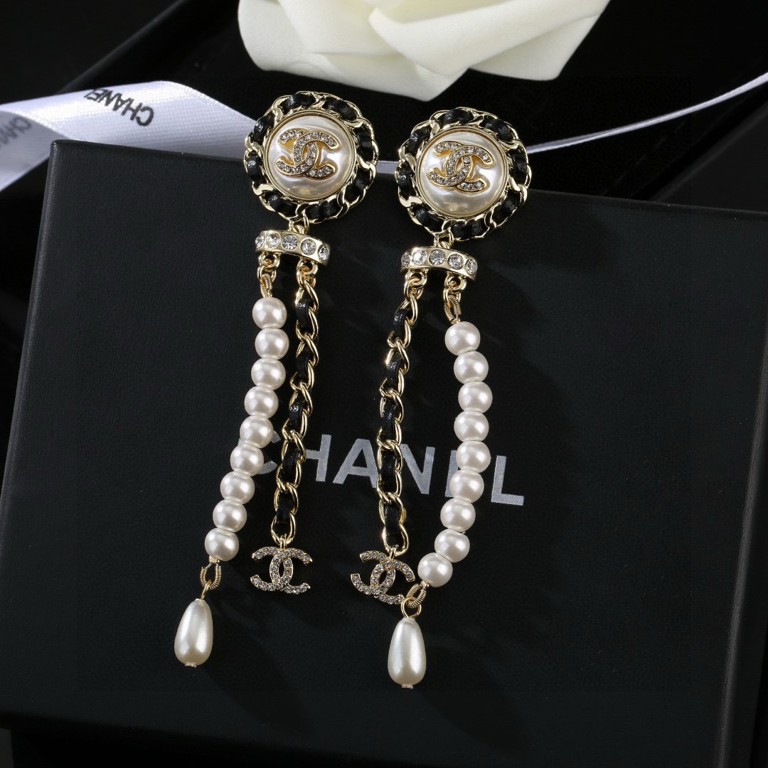 Chanel 小香 新品珍珠耳环 太 了 2021年新款耳环 装饰美物 名媛气质、高雅配饰、 黄铜材质