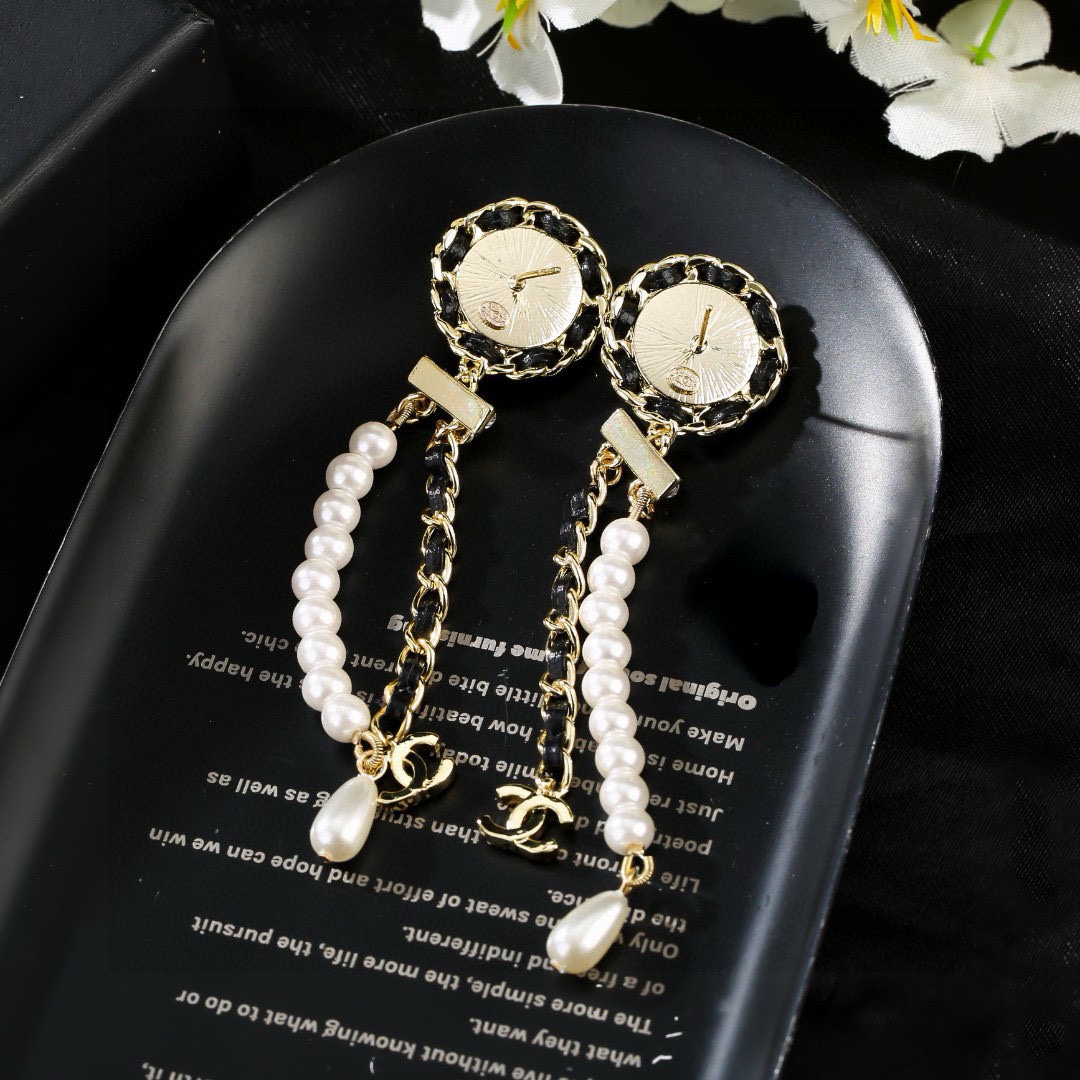 Chanel 小香 新品珍珠耳环 太 了 2021年新款耳环 装饰美物 名媛气质、高雅配饰、 黄铜材质