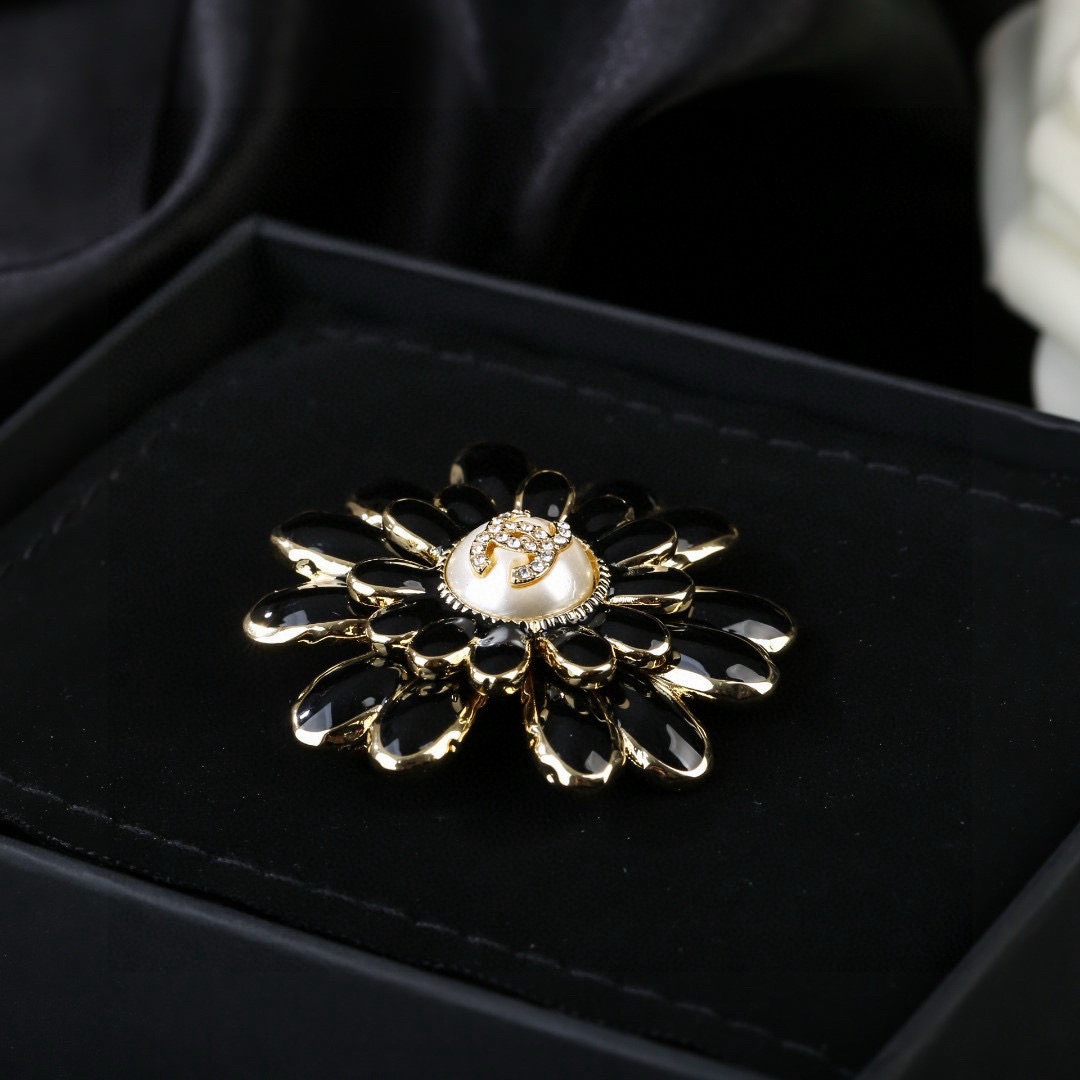 Chanel 小香 Chanel 秋冬系列 钻石 珍珠 花朵 别有心机设计的一款 完美 元素添加