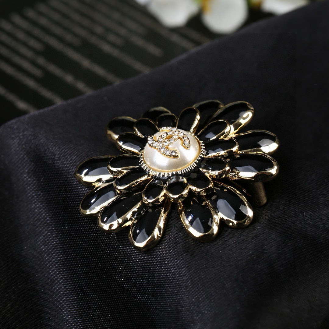 Chanel 小香 Chanel 秋冬系列 钻石 珍珠 花朵 别有心机设计的一款 完美 元素添加
