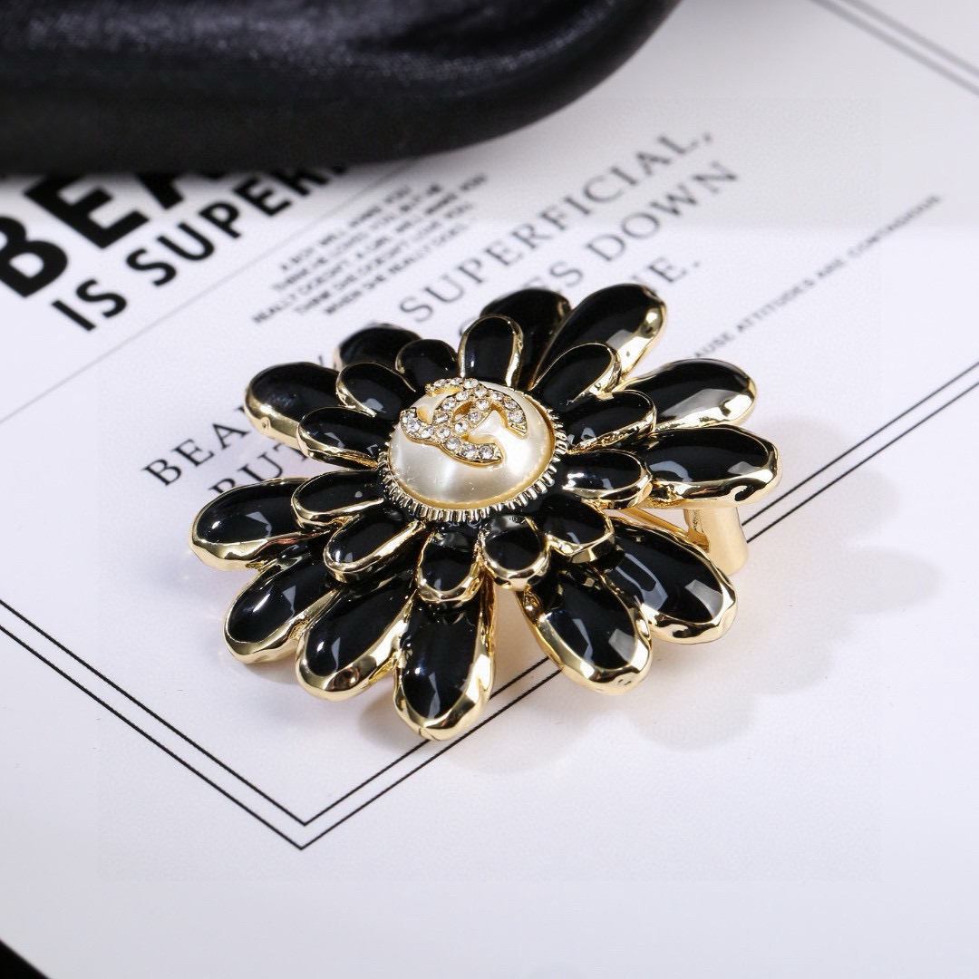 Chanel 小香 Chanel 秋冬系列 钻石 珍珠 花朵 别有心机设计的一款 完美 元素添加