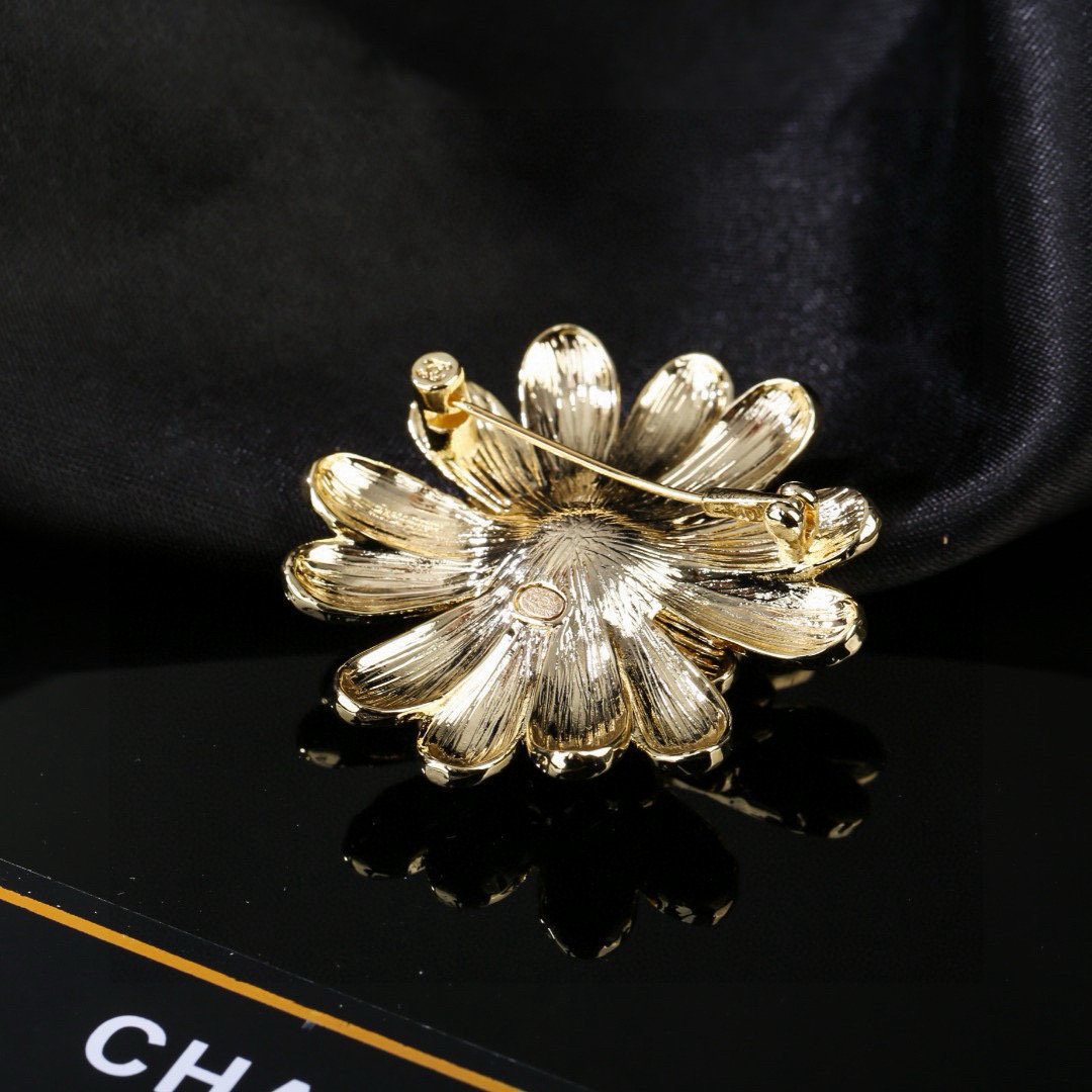 Chanel 小香 Chanel 秋冬系列 钻石 珍珠 花朵 别有心机设计的一款 完美 元素添加