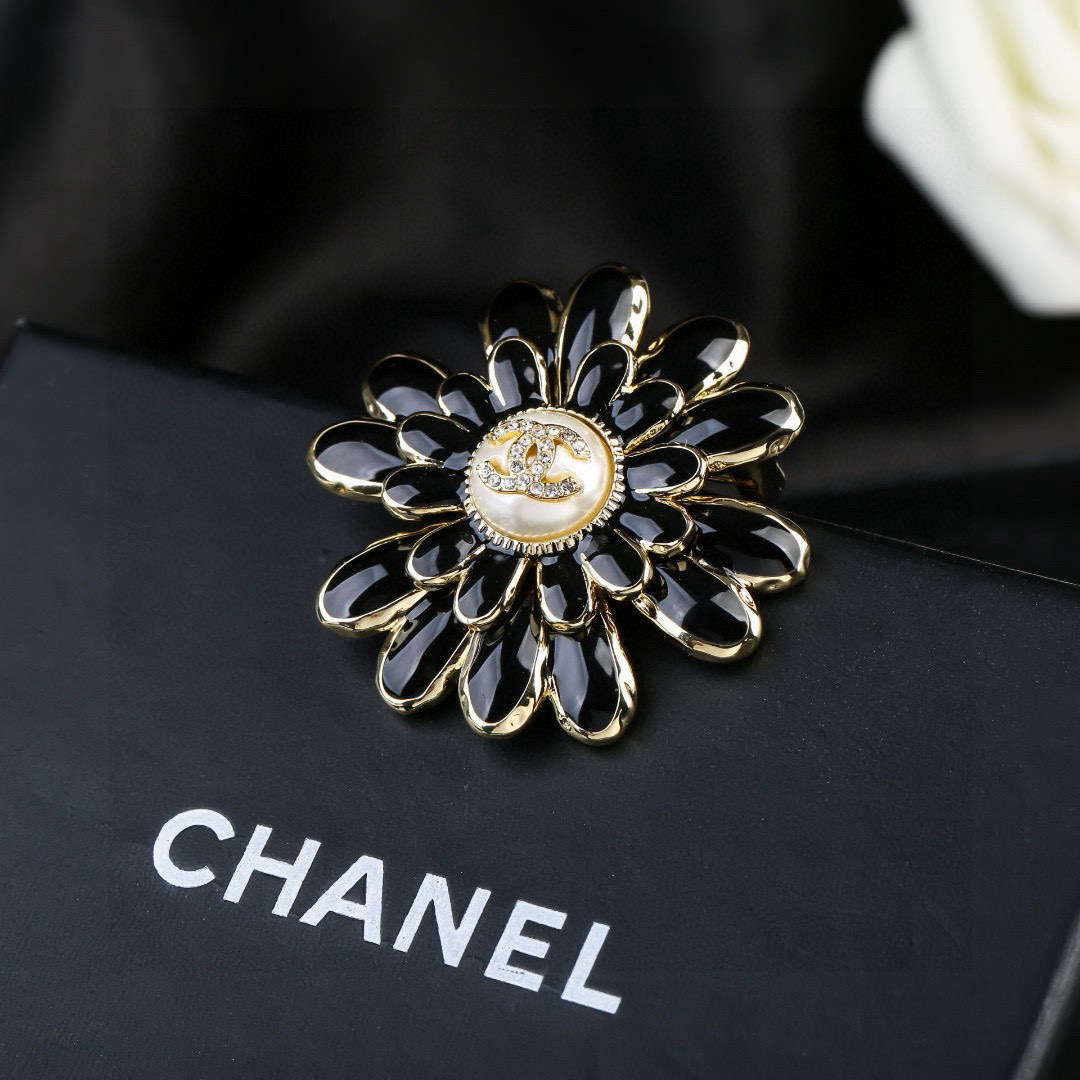 Chanel 小香 Chanel 秋冬系列 钻石 珍珠 花朵 别有心机设计的一款 完美 元素添加