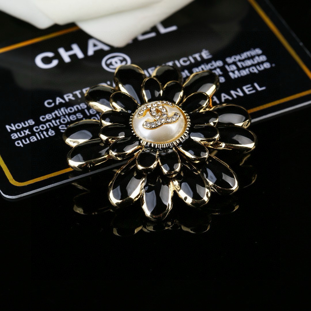 Chanel 小香 Chanel 秋冬系列 钻石 珍珠 花朵 别有心机设计的一款 完美 元素添加