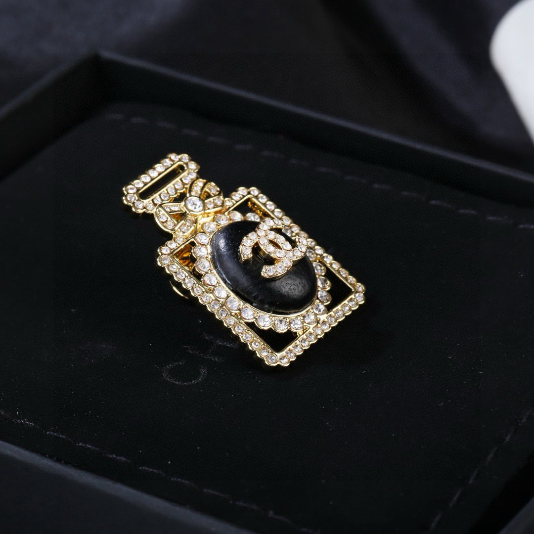 Chanel 小香 Chanel 秋冬 系列 香水瓶 小羊皮 钻石 胸针 别有心机设计的一款 完美 元素添加