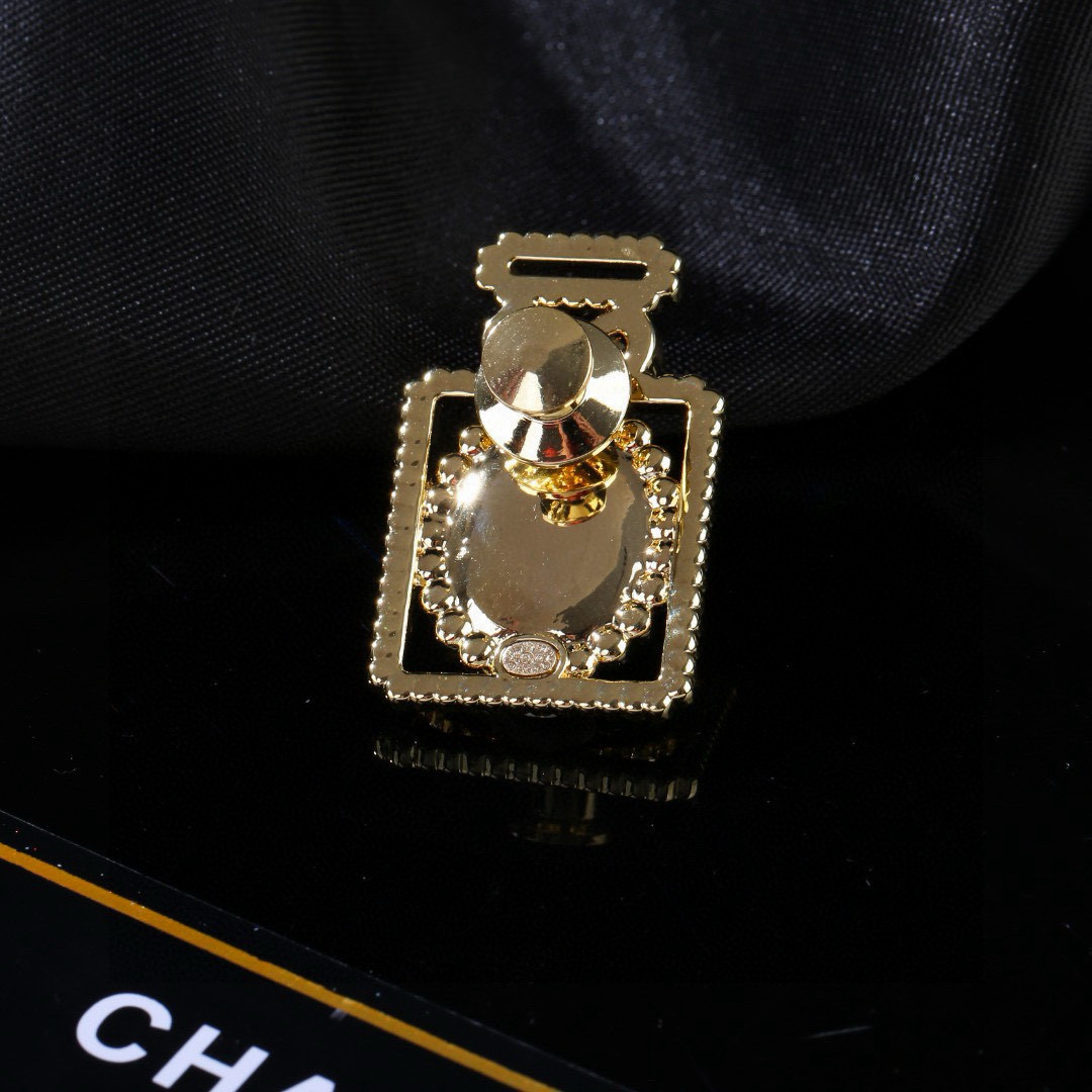 Chanel 小香 Chanel 秋冬 系列 香水瓶 小羊皮 钻石 胸针 别有心机设计的一款 完美 元素添加