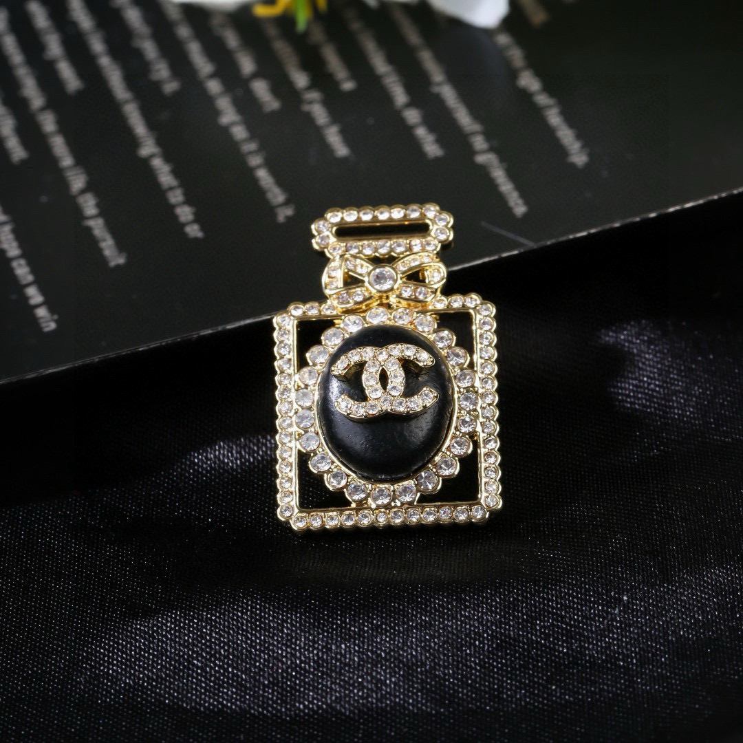 Chanel 小香 Chanel 秋冬 系列 香水瓶 小羊皮 钻石 胸针 别有心机设计的一款 完美 元素添加