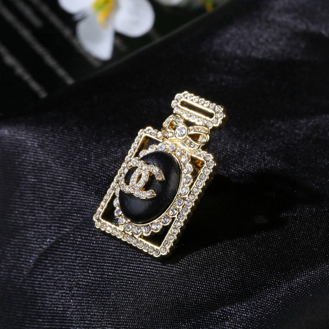 Chanel 小香 Chanel 秋冬 系列 香水瓶 小羊皮 钻石 胸针 别有心机设计的一款 完美 元素添加