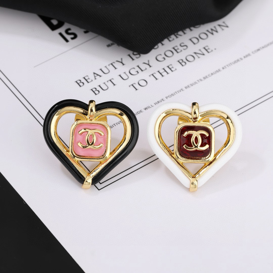 Chanel 小香Chanel新款双C胸针 每一个细节做工非常精细 这款设计非常美轮美奂 这款真的 美 仙 小姐姐