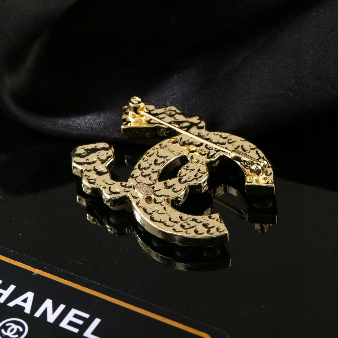 Chanel 小香 Chanel 秋冬系列 钻石 珍珠 双C胸针 别有心机设计的一款 完美 元素添加