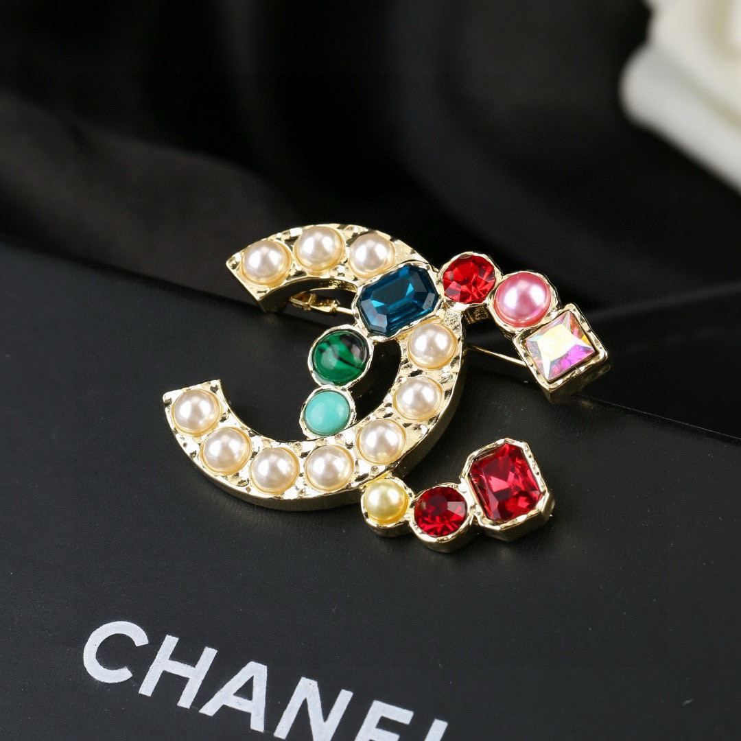 Chanel 小香 Chanel 秋冬系列 钻石 珍珠 双C胸针 别有心机设计的一款 完美 元素添加