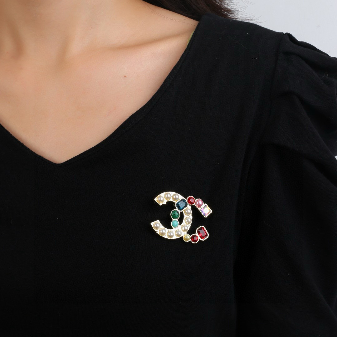 Chanel 小香 Chanel 秋冬系列 钻石 珍珠 双C胸针 别有心机设计的一款 完美 元素添加