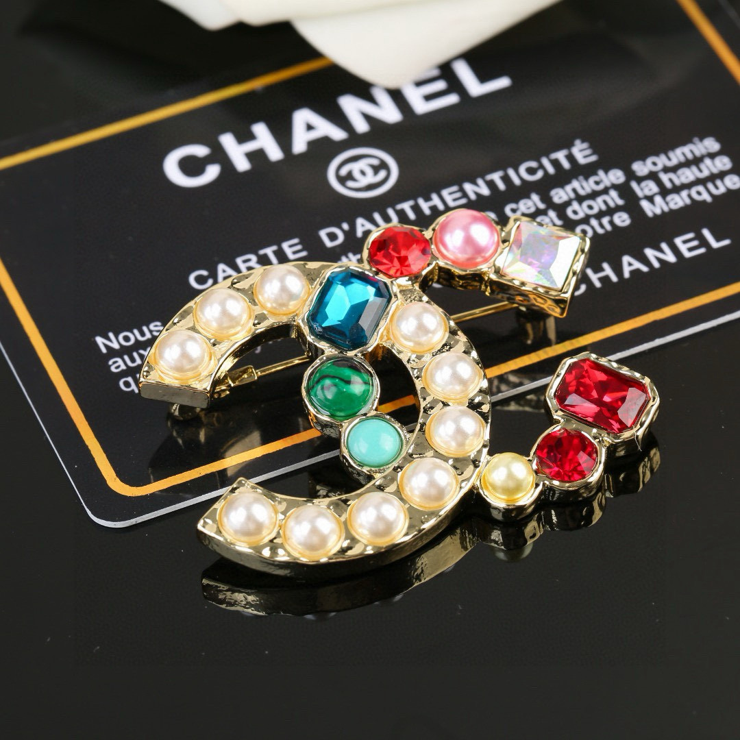 Chanel 小香 Chanel 秋冬系列 钻石 珍珠 双C胸针 别有心机设计的一款 完美 元素添加