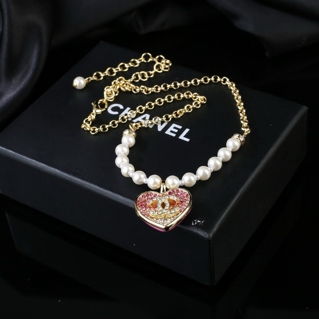 Chanel Chanel 小香 新品珍珠爱心 项链 太 了 新款毛衣链 装饰美物 名媛气质、高雅配饰、 黄铜材质