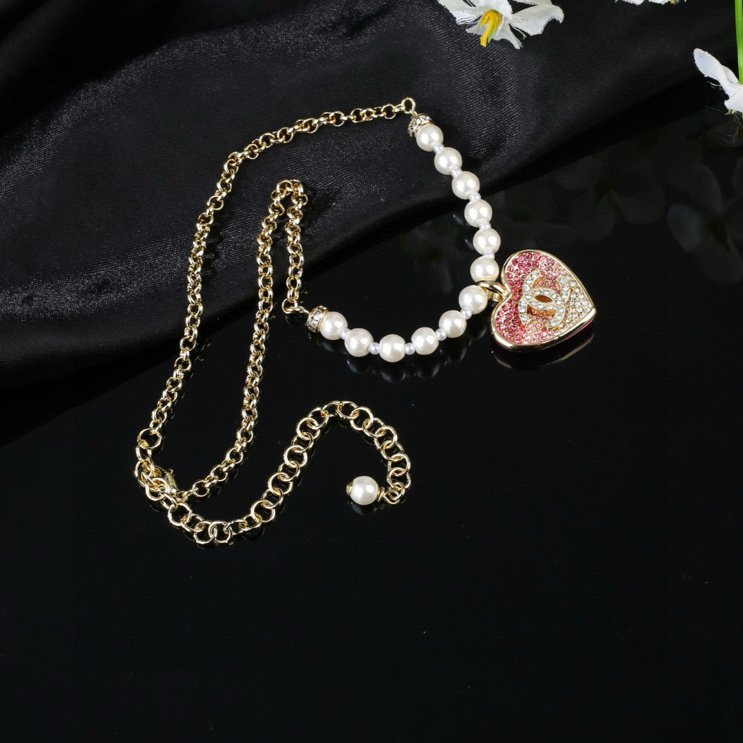 Chanel Chanel 小香 新品珍珠爱心 项链 太 了 新款毛衣链 装饰美物 名媛气质、高雅配饰、 黄铜材质