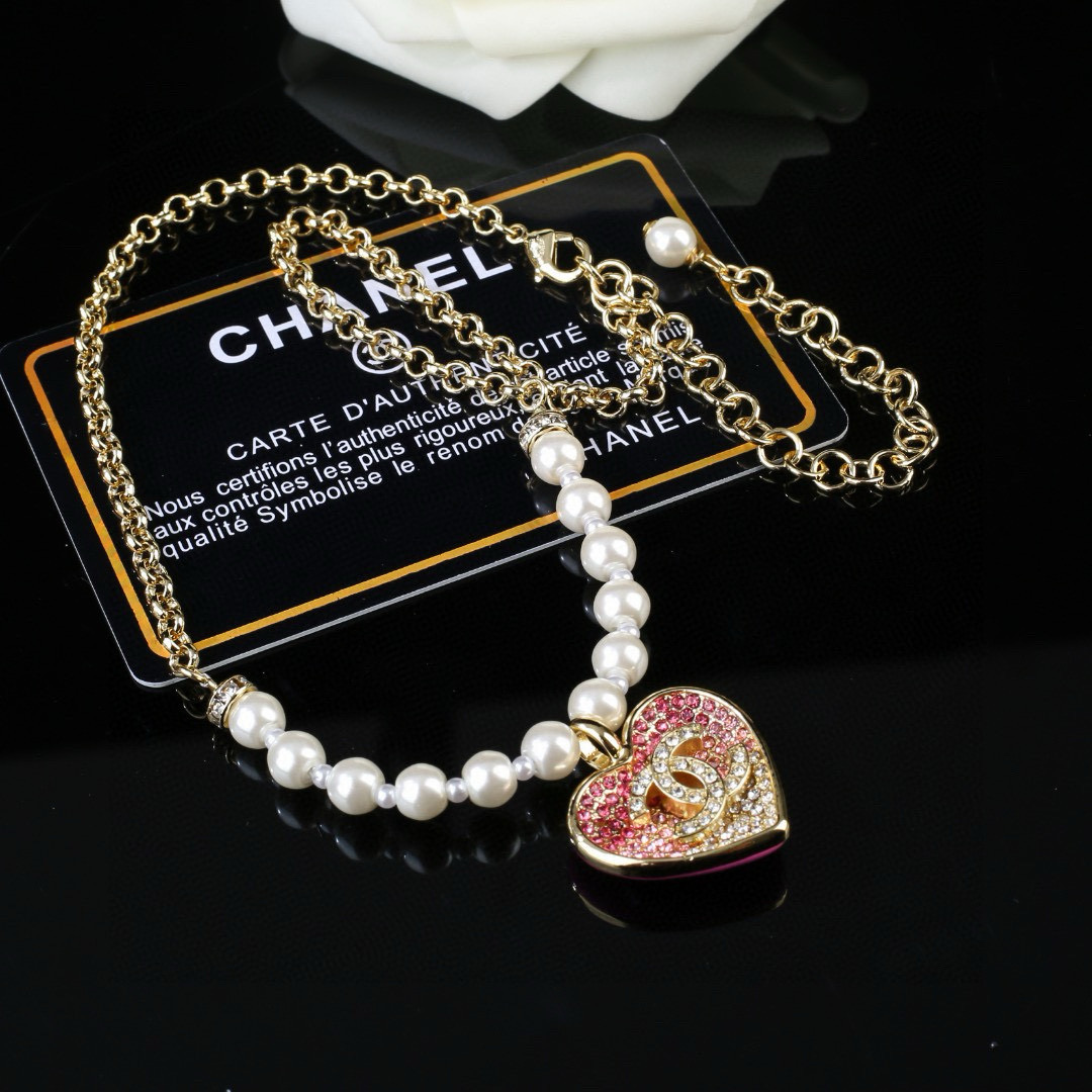 Chanel Chanel 小香 新品珍珠爱心 项链 太 了 新款毛衣链 装饰美物 名媛气质、高雅配饰、 黄铜材质