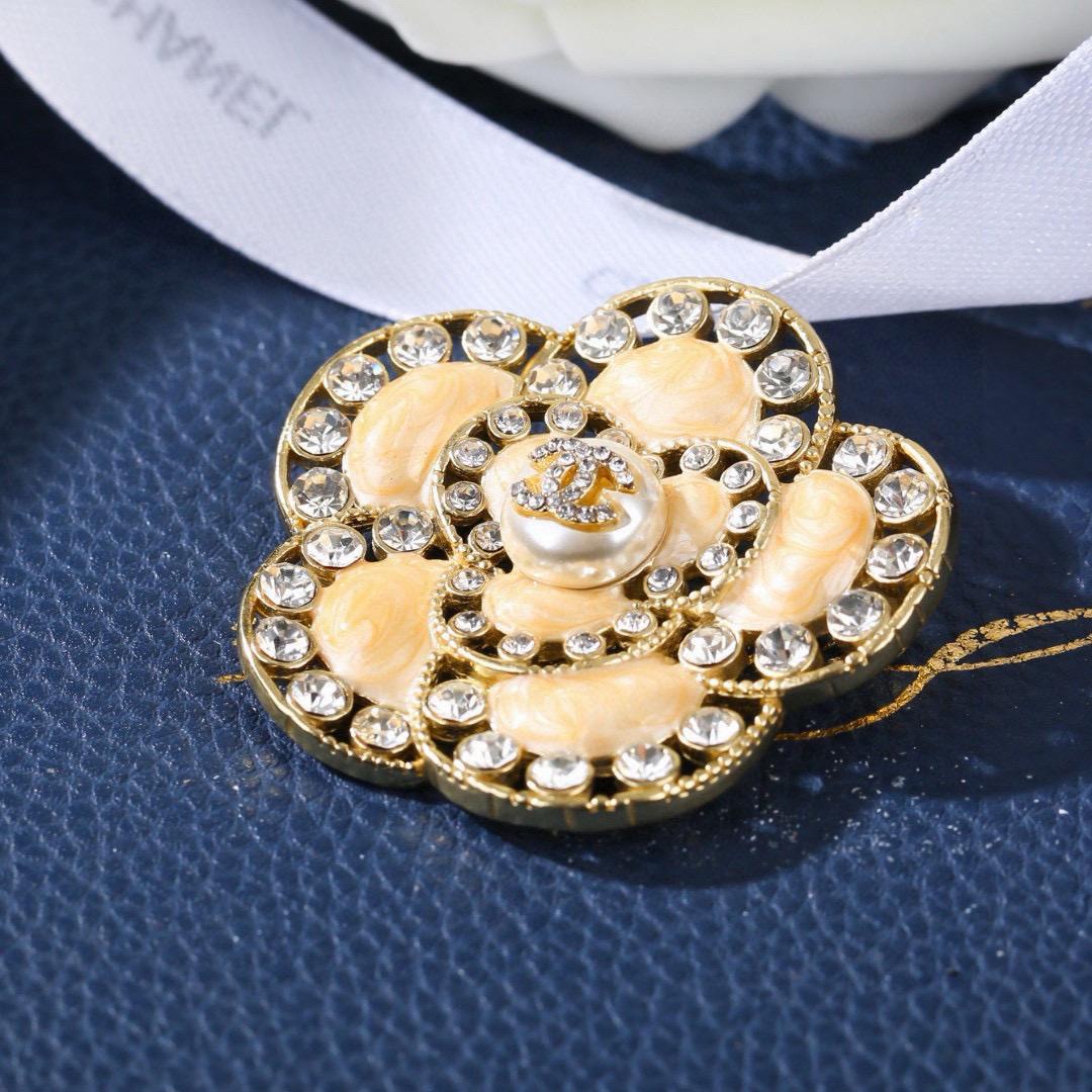 Chanel 小香Chanel新款彩色胸针 每一个细节做工非常精细 这款设计非常美轮美奂 这款真的 美 仙 小姐姐