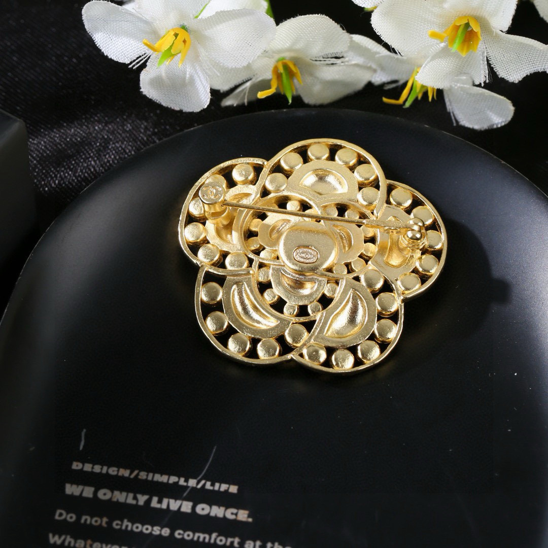 Chanel 小香Chanel新款彩色胸针 每一个细节做工非常精细 这款设计非常美轮美奂 这款真的 美 仙 小姐姐