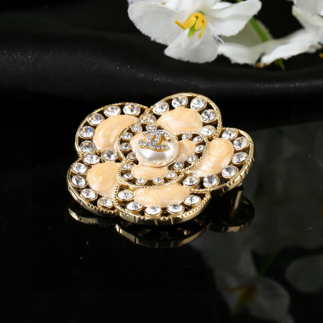 Chanel 小香Chanel新款彩色胸针 每一个细节做工非常精细 这款设计非常美轮美奂 这款真的 美 仙 小姐姐