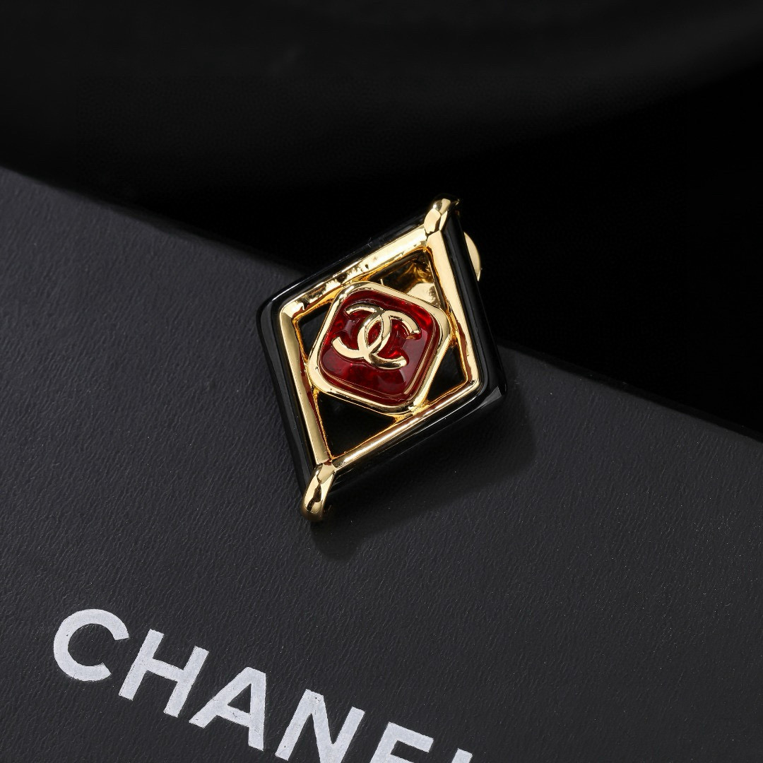 Chanel 小香Chanel新款双C胸针 每一个细节做工非常精细 这款设计非常美轮美奂 这款真的 美 仙 小姐姐