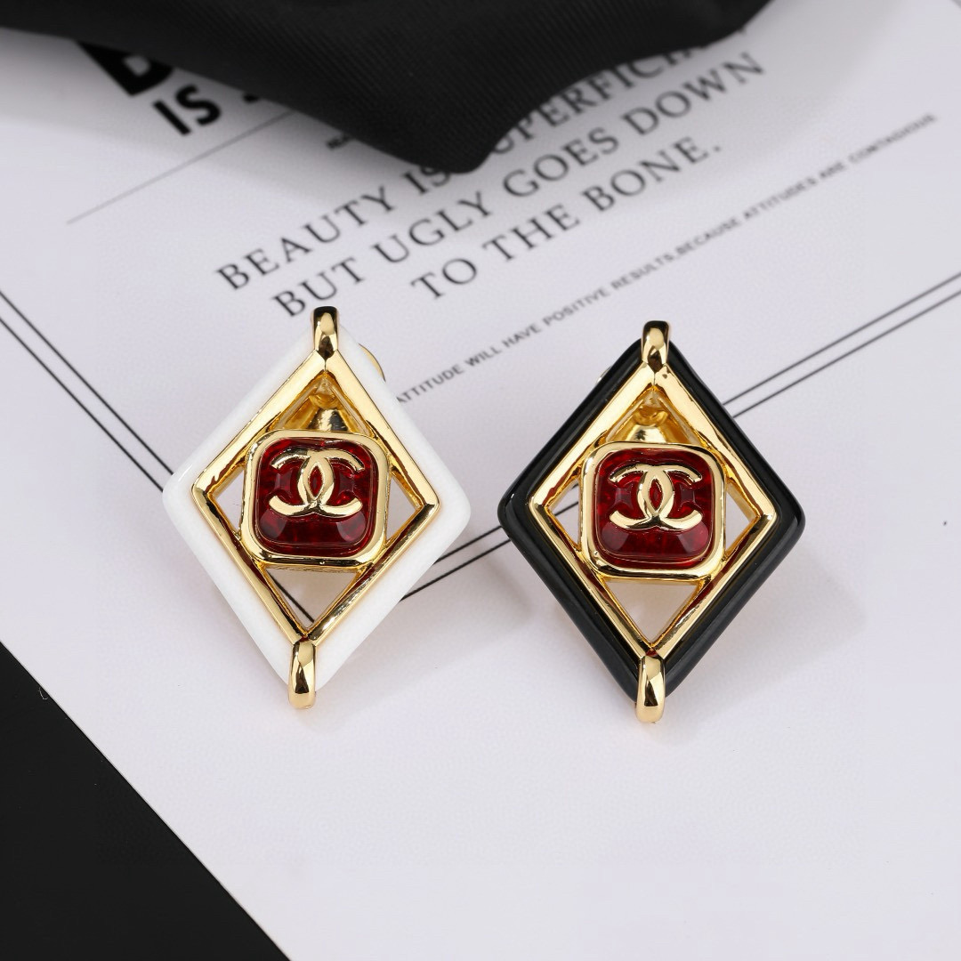 Chanel 小香Chanel新款双C胸针 每一个细节做工非常精细 这款设计非常美轮美奂 这款真的 美 仙 小姐姐